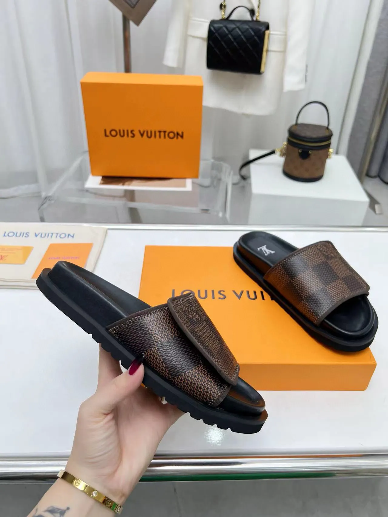 Factory price: 280💰LV luxury trainer slippers, made of first-layer calfskin, light and comfortable. The upper straps feature monogram embossing. Brings a unique color splicing effect. The precise fit of the insole and fine-grained rubber outsole are inspired by lv trainer size: 38-45